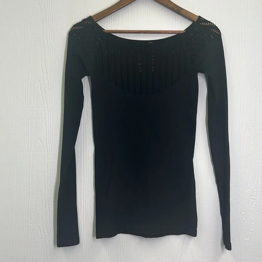 Free People - Black Ribbed Form Fit Cutout Long Sleeve Top Size Medium/ Large